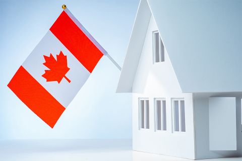 Foto: Weißes Haus mit kanadischer Flagge